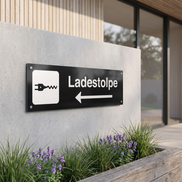 Ladestolpe - svart henvisningsskilt med venstrepil, 150 x 500 mm 3 mm alu-sandwich