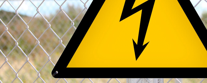 Korrekt montering av ISO 7010 W012 advarselsskilt på el-tavle i øyenhøyde