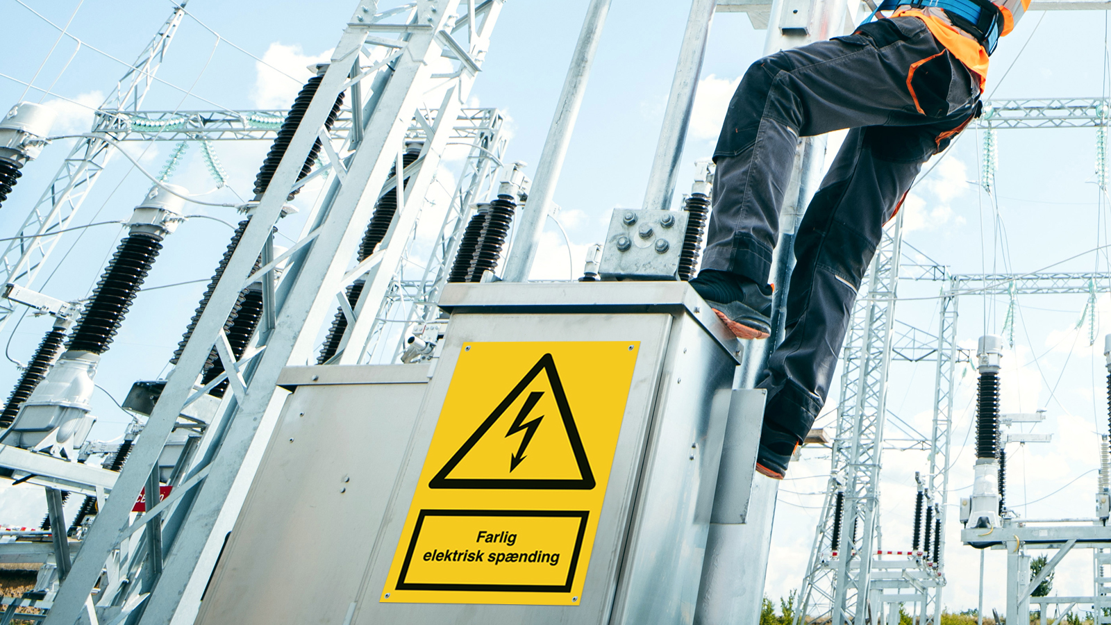ISO 7010 W012 advarselsskilt for elektrisk spenning montert på el-tavle