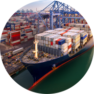 Containerskip – Passasjerer om bord på en ferge med redningsutstyr og sikkerhetsskilt - Skip, sjøfart og maritim viksomhet